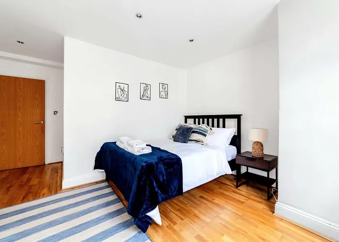 Comfy 2 Bed Apt With Private Garden,Battersea Central Ldn