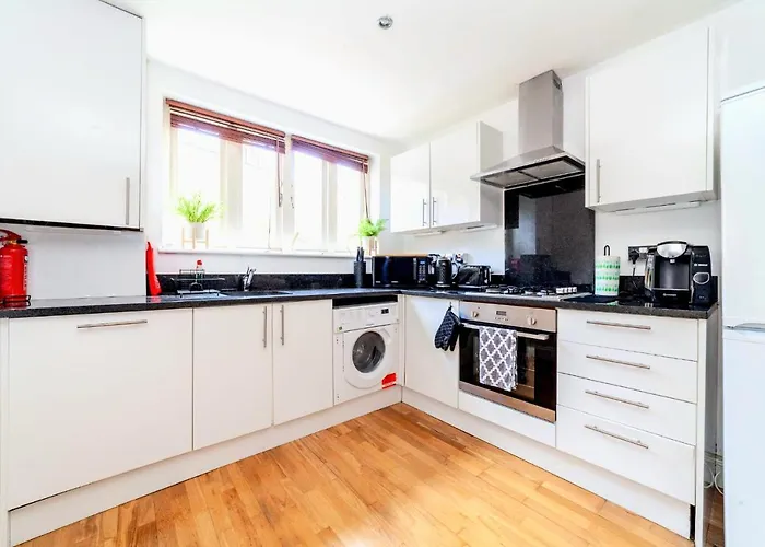 Comfy 2 Bed Apt With Private Garden,Battersea Central Ldn